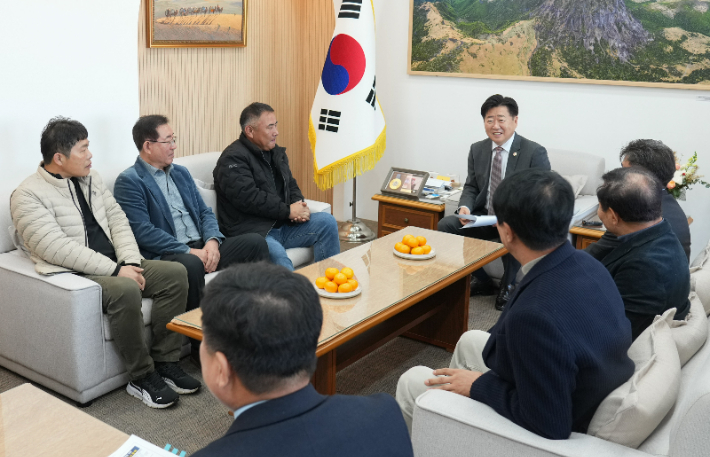 오영훈 제주지사가 9일 도청 집무실에서 서귀포시 대정읍 무릉리와 제주시 구좌읍 송당리 주민들을 만나 대화하고 있다. 제주도  제공