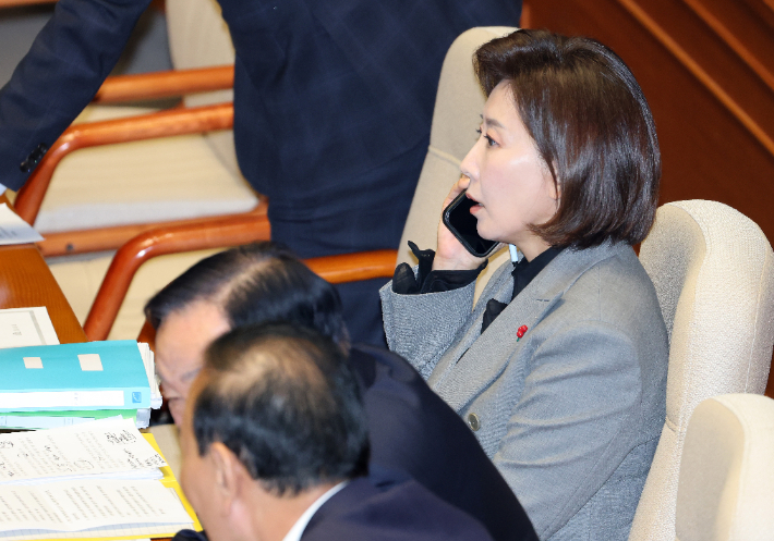 필버 예고한 국민의힘…통화하는 나경원 의원. 연합뉴스