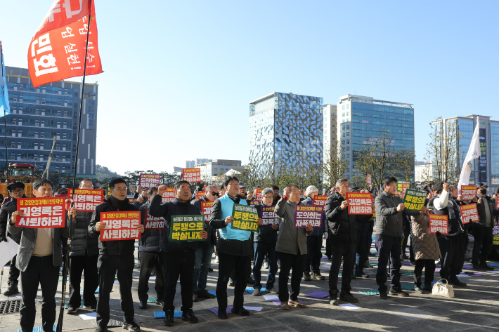 전라남도가 농어민공익수당을 올리면서 벼 경영안정 대책비를 대폭 깎은 것과 관련해 농민단체들이 9일 오전 전남도의회 앞에서 항이 집회를 열고 있다. 전국농민회총연맹 광주전남연맹 제공
