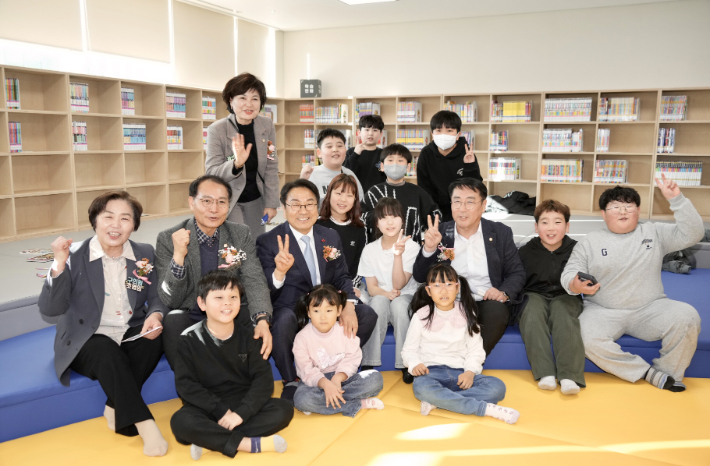 강기정 광주광역시장이 9일 광산구 첫 시립도서관인 하남도서관 개관식에 참석해 참석자들과 함께 기념촬영을 하고 있다. 광주시 제공