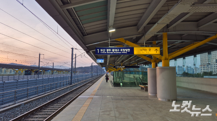 코레일 김천구미역 승강장에서 본 철로 모습. 이재기 기자 