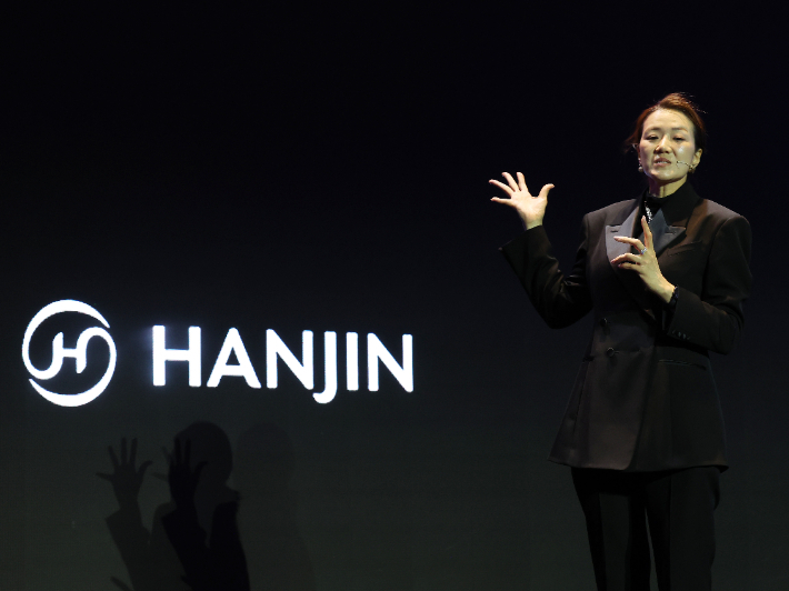 조현민 한진 사장이 9일 서울 용산구 드래곤시티호텔에서 열린 한진 '언박싱데이 2025'에서 주제 발표를 하고 있다. 연합뉴스