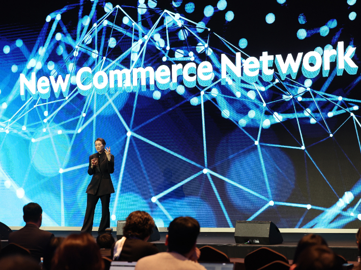 조현민 한진 사장이 9일 서울 용산구 드래곤시티호텔에서 열린 한진 '언박싱데이 2025'에서 주제 발표를 하고 있다. 연합뉴스