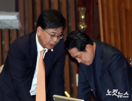 본회의장에서 머리맞댄 장동혁-송언석