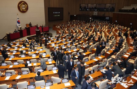 나경원, 필리버스터 돌입…퇴장하는 민주당