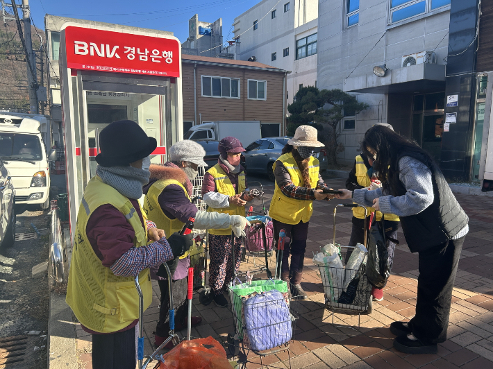 노인일자리 참여자 동절기 안전보호. 마산회원구청 제공