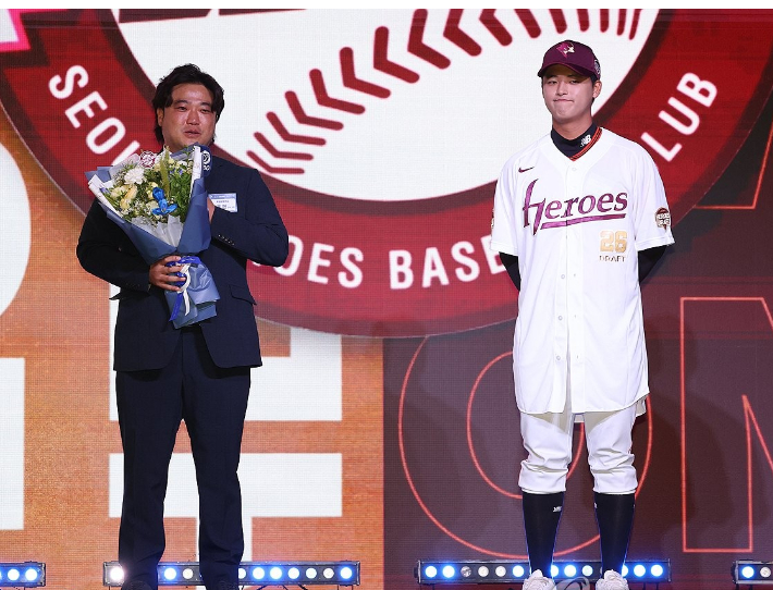 2026 KBO 신인 드래프트에서 키움에 1라운드 1순위 지명을 받은 천안북일고 오른손 투수 박준현(오른쪽)과 아버지 박석민 삼성 코치. 연합뉴스 