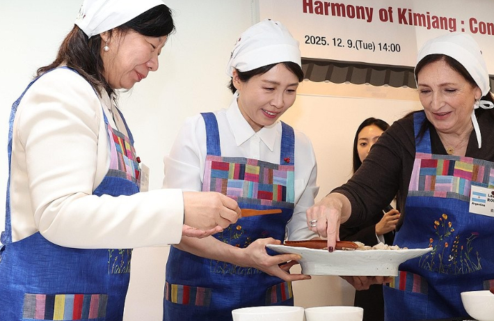 김혜경 여사가 9일 서울 종로구 북촌 한식문화공간 이음에서 열린 주한대사 배우자 초청 김장 행사에서 참석자들에게 보쌈을 나눠주고 있다. 연합뉴스