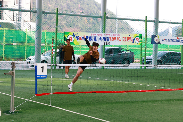 울진군수배 족구대회 경기 모습. 울진군 제공