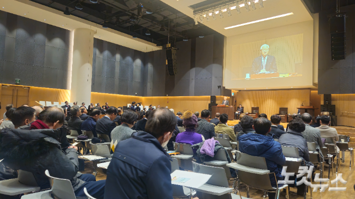 한국기독교탈북민정착지원협의회(이사장 정성길 장로, 지도목사 박원영)가 9일 오후 서울 종로구 새문안로 새문안교회 언더우드홀에서 사역보고와 후원 감사 예배를 드렸다. 한정협 3대 이사장을 역임한 정성진 목사가 예배 설교를 하고 있다. 송주열 기자