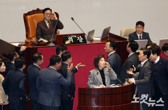국민의힘 나경원 의원이 9일 오후 국회 본회의에 참석해 가맹사업거래의 공정화에 관한 법률 일부개정법률안에 대한 무제한 토론(필리버스터)을 시작하자 여야 의원들이 목소리를 높이며 충돌하고 있다. 황진환 기자