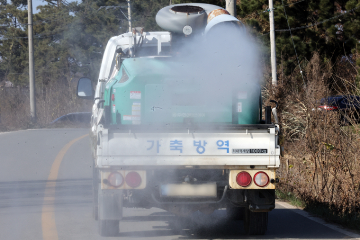 9일 조류인플루엔자(AI)가 발생한 전남 영암군 시종면 한 오리농가 인근에서 방역차량이 소독 작업을 벌이고 있다. 연합뉴스