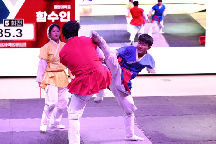 발따귀 공격하는 박진영(사진 맨 오른쪽). 대한택견회 제공