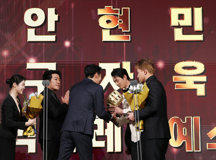 9일 서울 송파구 롯데호텔 월드에서 열린 프로야구 2025 신한 SOL뱅크 골든 글러브 시상식에서 외야수 부문을 수상한 안현민과 구자욱이 상패를 받고 있다. 레이예스는 해외에 있어 불참했다. 연합뉴스 