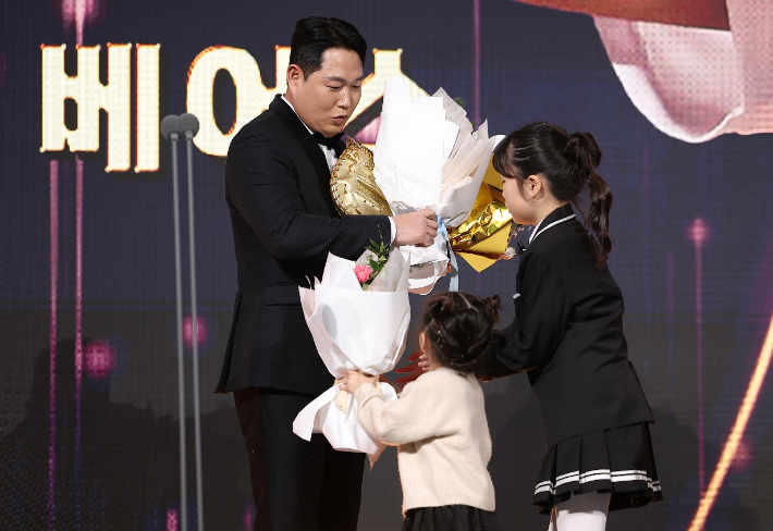 9일 서울 송파구 롯데호텔 월드에서 열린 프로야구 2025 신한 SOL뱅크 골든글러브 시상식에서 포수 부문을 수상한 양의지가 두 딸로부터 꽃다발을 받고 있다. 연합뉴스 