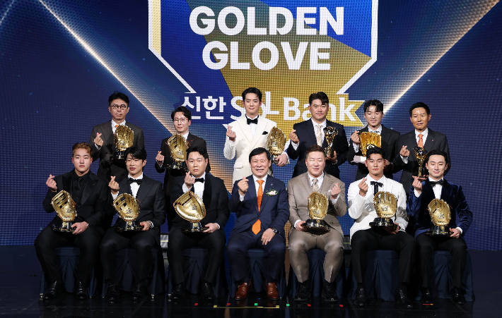 9일 서울 송파구 롯데호텔 월드에서 열린 프로야구 2025 신한 SOL뱅크 골든글러브 시상식에서 허구연 총재와 선수들이 기념 촬영을 하고 있다. 윗줄 왼쪽부터 시계방향으로 손혁 한화 이글스 단장, 박준혁 롯데 자이언츠 단장, 구자욱, 노경은, 박해민, 염경엽 감독, 신민재, 김주원, 최형우, 허구연 총재, 양의지, 송성문, 안현민. 연합뉴스 