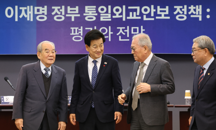 사진은 3일 서울 프레스센터에서 열린 한반도평화포럼 주최 '정부 출범 6개월, 남북관계 원로 특별좌담'에서 정동영 통일부 장관이 기념촬영을 위해 대기해 있는 모습. 연합뉴스