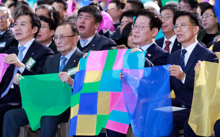 이재명 대통령이 2일 경기 고양시 킨텍스에서 열린 제22기 민주평화통일자문회의 출범회의에서 이해찬 수석부의장 등 참석자들과 '함께하는 다짐, 함께 부르는 평화' 대합창을 하고 있다. 연합뉴스