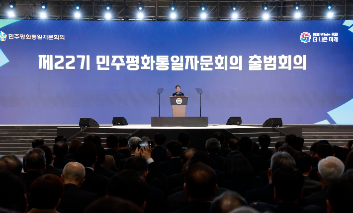 민주평화통일자문회의 의장인 이재명 대통령이 2일 경기 고양시 킨텍스에서 열린 제22기 민주평통 출범식에서 의장연설을 하고 있다. 연합뉴스