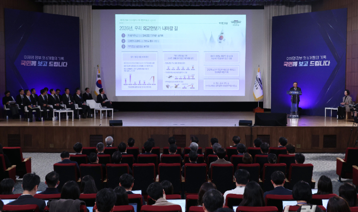 위성락 국가안보실장이 7일 용산 대통령실에서 열린 이재명 대통령 정부 6개월 성과 간담회에서 발표하고 있다. 연합뉴스