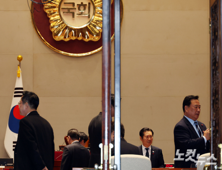 더불어민주당 정청래 대표가 9일 오후 국회 예결위회의장에서 열린 비공개 의원총회에 참석해 동료 의원들과 인사나누고 있다. 황진환 기자