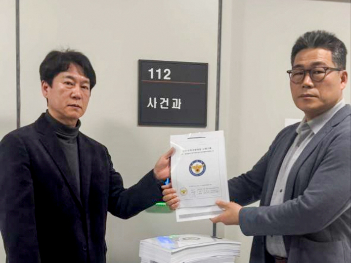 백해룡 경정이 9일 서울 송파구 동부지검 사건과에 '관세청 산하 인천공항본부세관, 김해세관, 서울본부세관과 대검찰청, 서울중앙지검, 인천지검' 등 6곳에 대한 압수수색 영장을 신청하고 있다. 백해룡 경정 제공