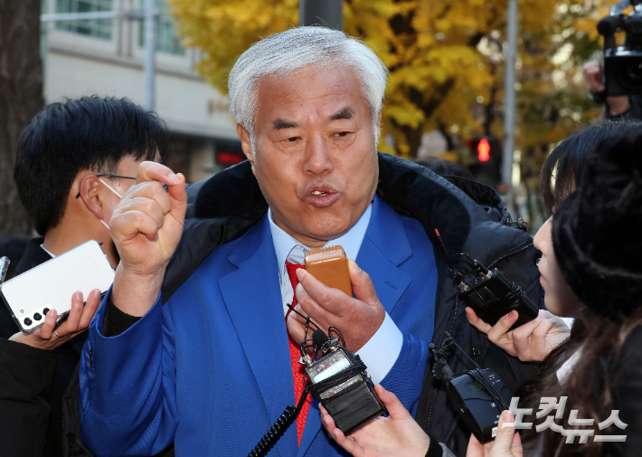 서울서부지법 폭력 난동 사태의 배후로 지목된 사랑제일교회 전광훈 씨가 지난달 18일 오전 서울 종로구 서울경찰청에 피의자 신분으로 출석하고 있다. 황진환 기자