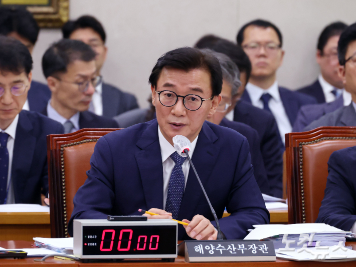 전재수 해양수산부 장관이 지난 10월 15일 오전 국회 농림축산식품해양수산위원회 해양수산부 국정감사에 출석해 질의에 답하고 있다. 황진환 기자