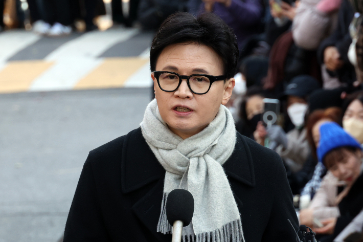 국민의힘 한동훈 전 대표가 3일 서울 여의도 국회도서관 인근 쪽문에서 12·3 비상계엄 1년을 맞아 기자회견을 하고 있다. 윤창원 기자