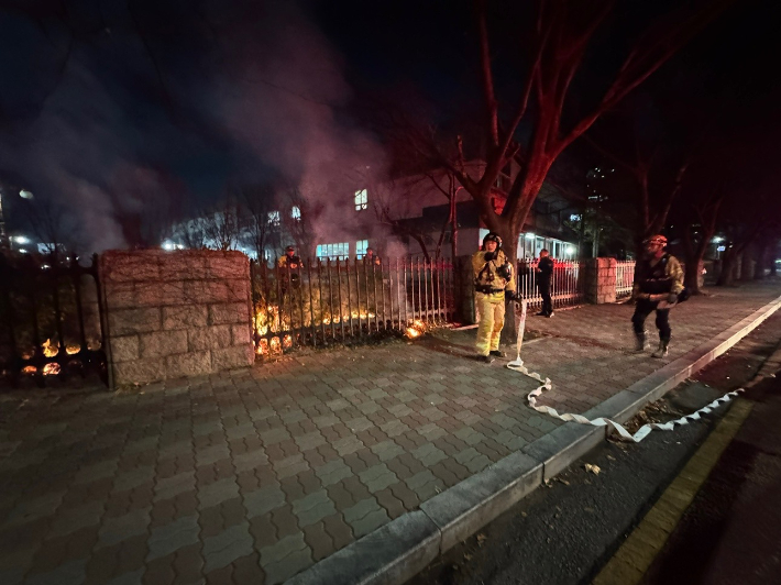 9일 소방당국에 따르면 오후 8시 10분쯤 서울 여의도 국회의사당 담벼락에 화재가 났다. 서울 영등포소방서 제공