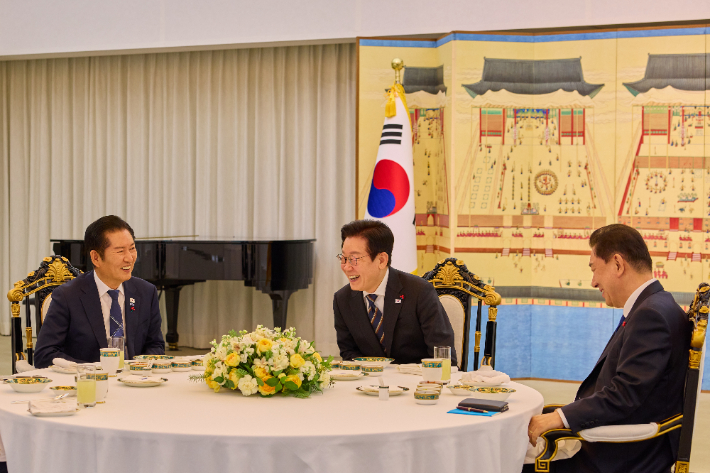 이재명 대통령이 9일 서울 한남동 관저에서 더불어민주당 정청래 대표, 김병기 원내대표와 만찬을 하고 있다. 대통령실 제공