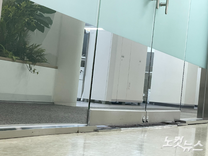 쿠팡 사무실 내부에 불이 켜져있다. 전민 인턴기자