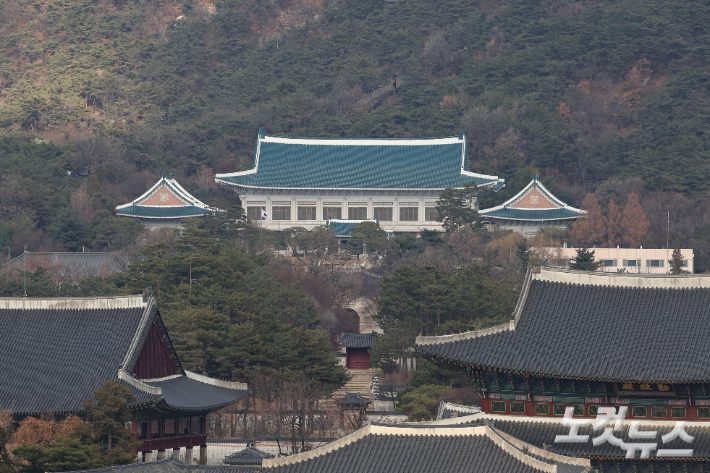 용산 대통령 집무실을 청와대로 이전하는 작업이 진행중인 9일 서울 종로구 청와대 본관의 모습. 류영주 기자