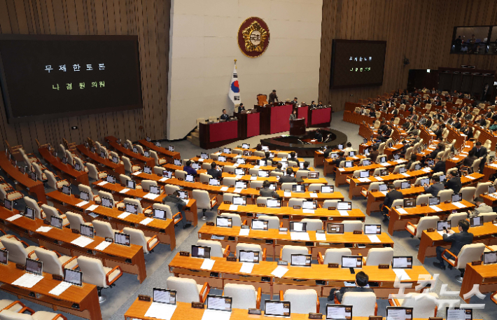 국민의힘 나경원 의원이 지난 9일 국회 본회의에 참석해 가맹사업거래의 공정화에 관한 법률 일부개정법률안에 대한 무제한 토론(필리버스터)을 시작하자 민주당 의원들이 본회의장을 빠져나가는 모습. 황진환 기자