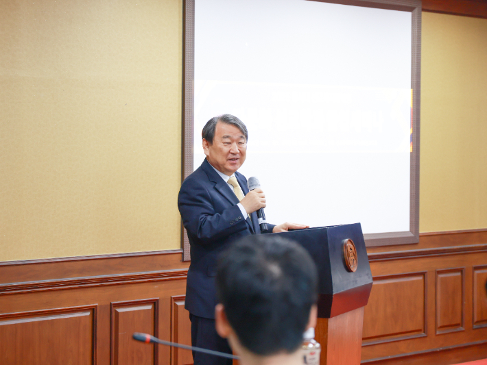 남일재 선교복지대학원장이 인사말을 하고 있다. 동서대 제공