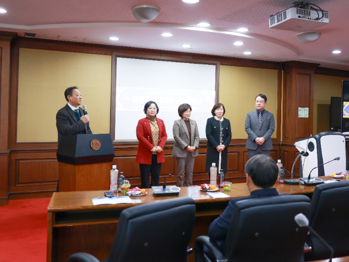 정택진 주임교수가 발표자 소개를 하고 있다. 동서대 제공