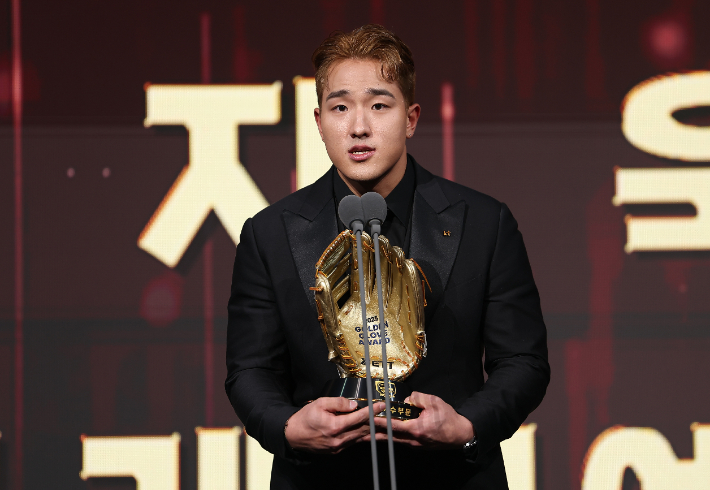 9일 서울 송파구 롯데호텔 월드에서 열린 프로야구 2025 신한 SOL뱅크 골든글러브 시상식에서 외야수 부문을 수상한 안현민이 소감을 말하고 있다. 연합뉴스 