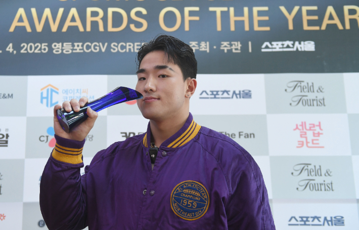 kt 안현민이 4일 서울 영등포구 CGV영등포에서 열린 스포츠서울 올해의 상 시상식에서 올해의 신인상을 받은 뒤 포즈를 취하고 있다. 스포츠서울 
