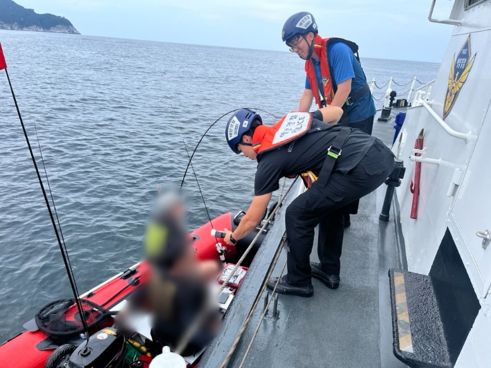 음주측정 모습. 군산해경 제공