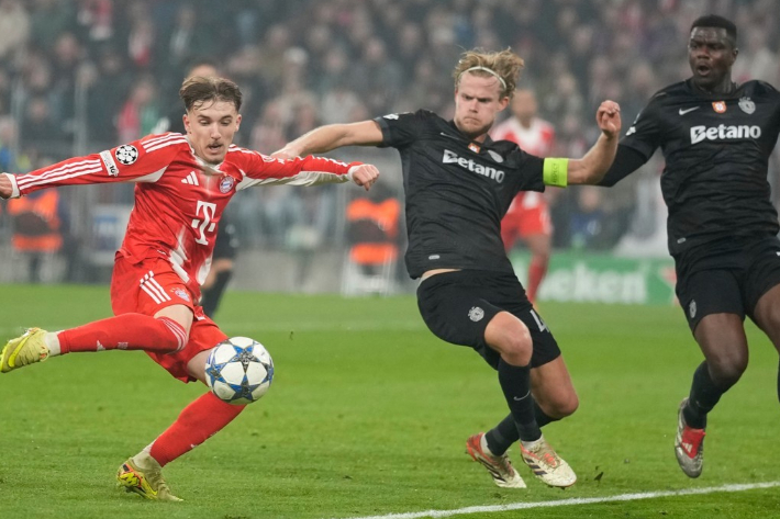 슈팅 시도하는 뮌헨의 '17세 신성' 레나르트 카를. 연합뉴스