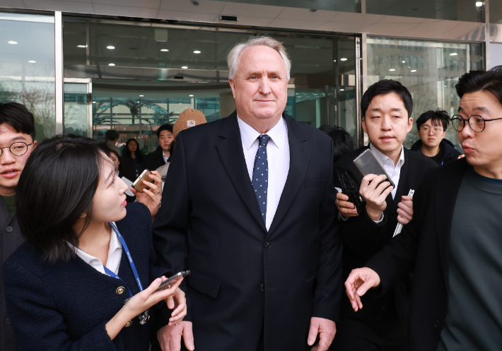 국민의힘 인요한 의원이 10일 서울 여의도 국회 소통관에서 의원직 사퇴 발표 기자회견을 마친 후 차량으로 향하고 있다. 연합뉴스