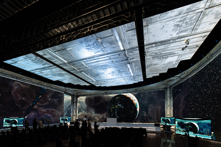 LG전자의 버추얼 프로덕션 전용 고화질 LED 솔루션으로 만든 국내 최대 규모 가상 스튜디오에서 영화 촬영을 위한 가상 배경을 구현하고 있다. LG전자 제공