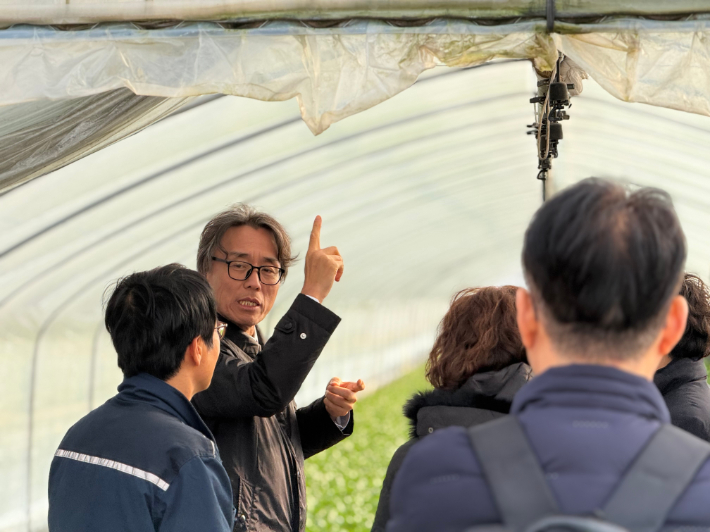 금한승 기후에너지환경부 1차관이 경기 이천시 영농 현장에서 지하수를 활용한 수막재배시설을 살펴보고 있다. 기후부 제공