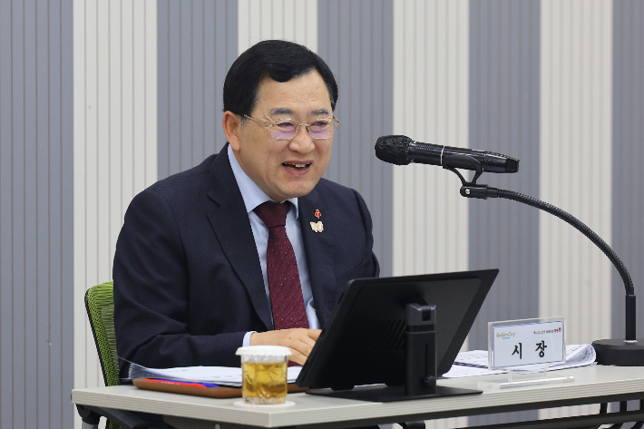 주낙영 경주시장이 올해 마지막 읍면동장회의를 주재하고 있다. 경주시 제공