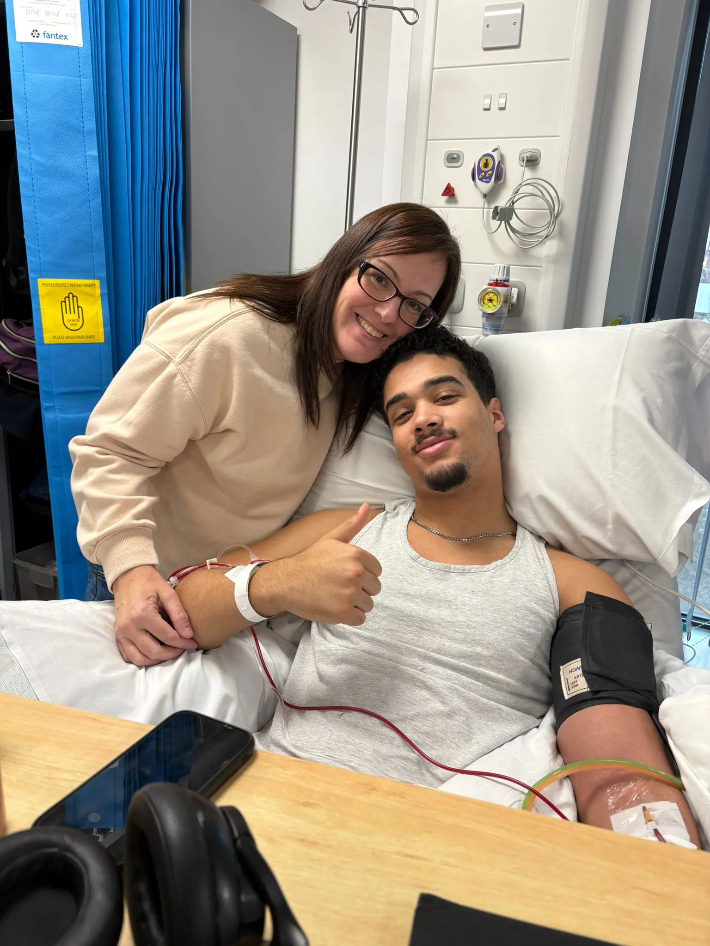 영국 소년 칼란 일스(17) 군이 챗GPT에 증상을 입력한 후 '희귀 난치병이 의심된다'는 답변을 받아 생명을 구했다. 그는 현재 병원에서 치료를 받고 있다. 영국 일간지  '더 선' 캡처