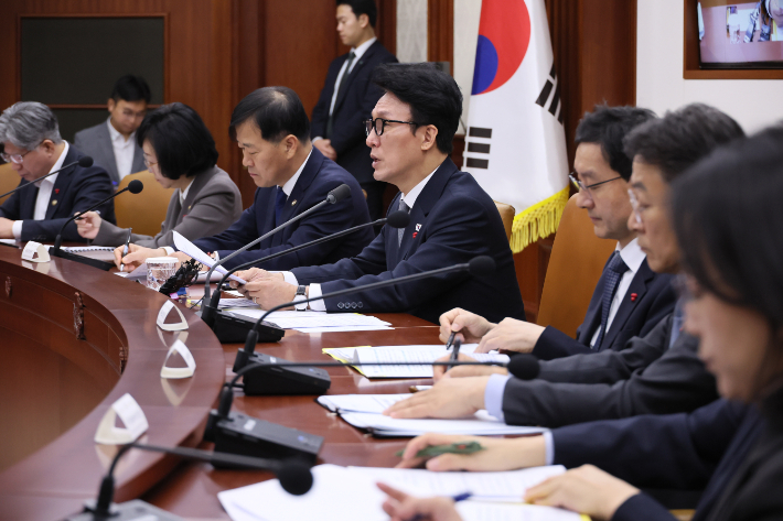김민석 국무총리가 10일 서울 종로구 정부서울청사에서 열린 국가정책조정회의에서 발언하고 있다. 연합뉴스
