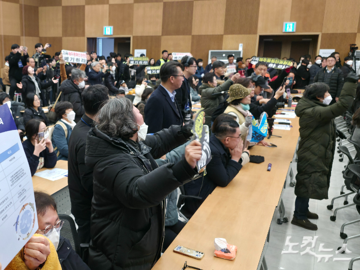 제주평화인권헌장 선포에 반대하는 단체와 주민들이 행사장 안에서 피켓시위를 벌였다. 이인 기자