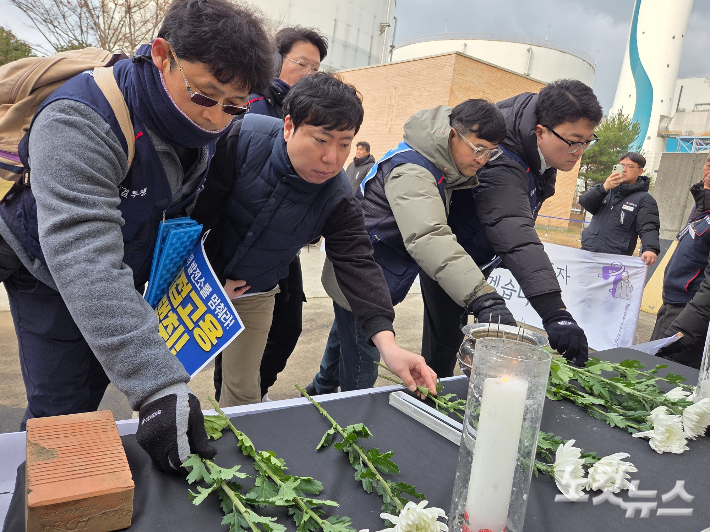 헌화하는 노동자들. 박우경 기자