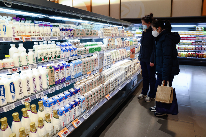중국 베이징 내 마트 우유 진열장 모습. 연합뉴스