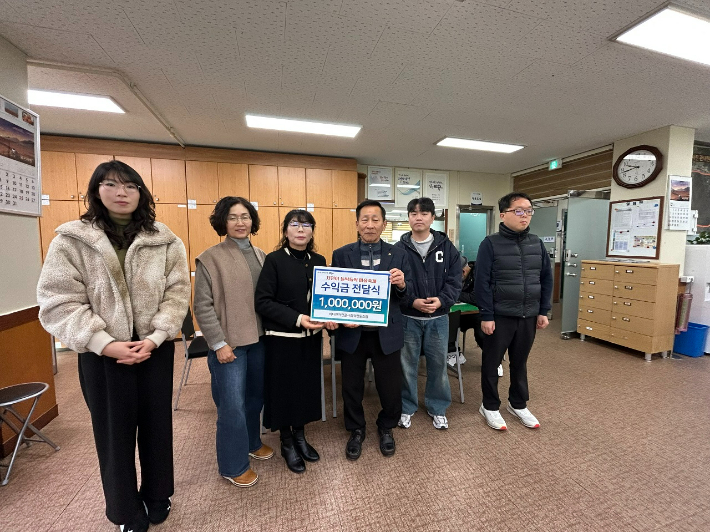 비타민저전골 마을조합의 마을축제 수익금 전액 기탁식. 순천시 제공